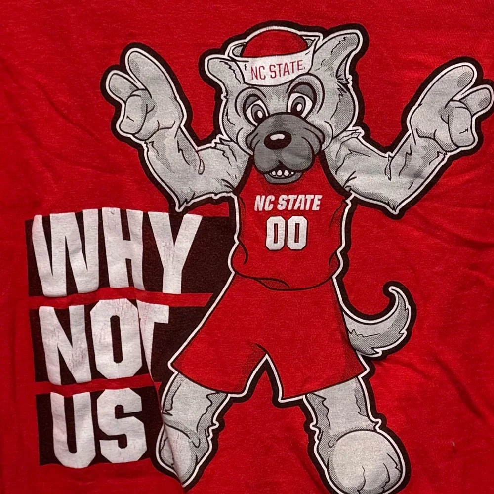 Mens Red Graphic T-Shirt with NC STATE WOLFPACK Mascot Design Size XL